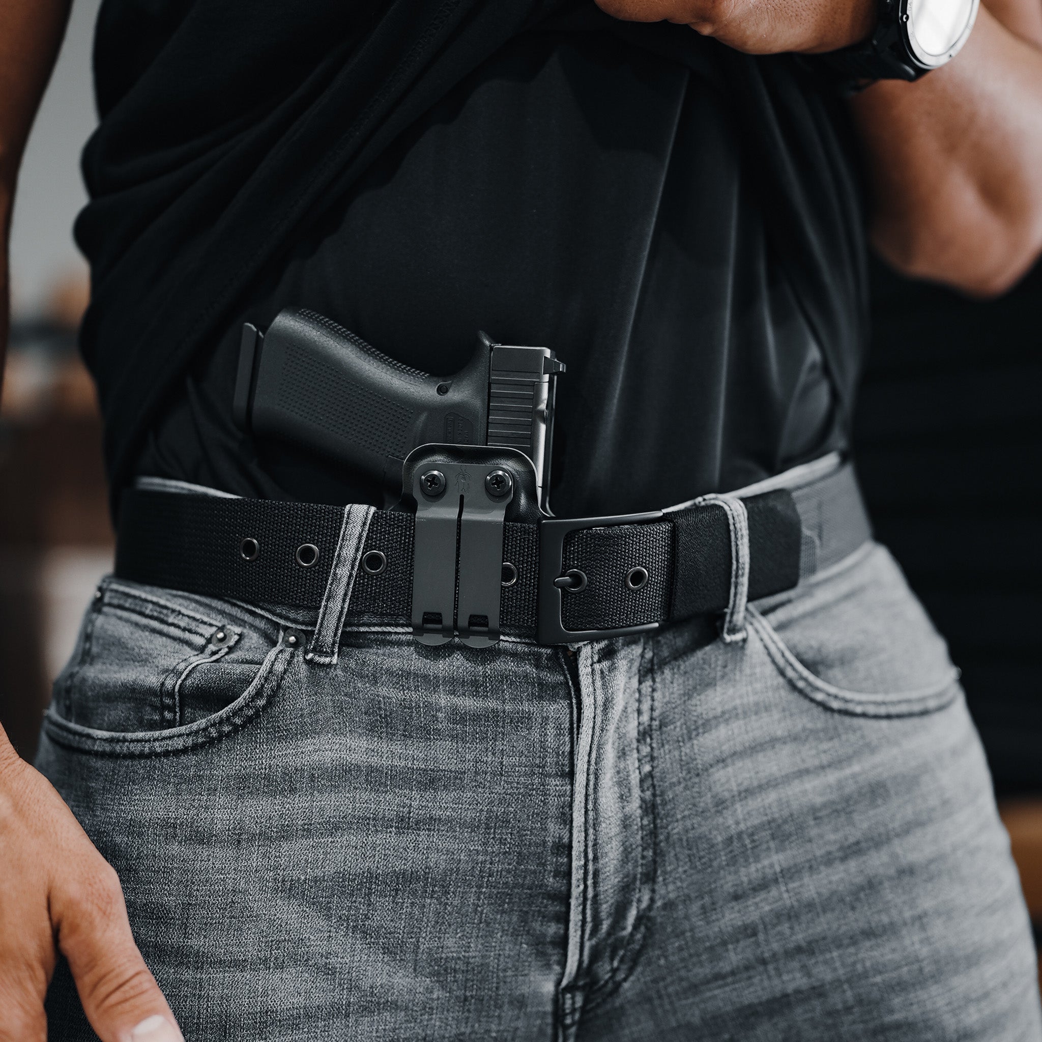 Ciguera Gear Company Emissary EDC Gun Belt with a spare magazine sleeve holder. Also attached is a Glock 43X in 9mm.